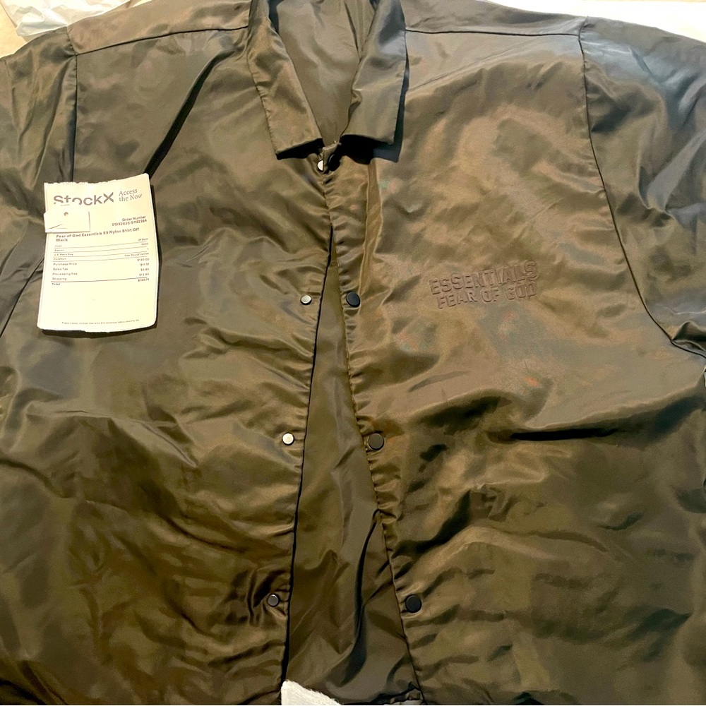 Large men’s essential shirt (authentic)